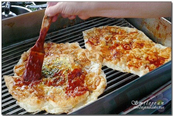 宜蘭縣頭城鎮宜蘭【頭城車站阿伯炸蛋蔥油餅】40年老店一週只賣三天的排隊美食，加蛋青蔥45元