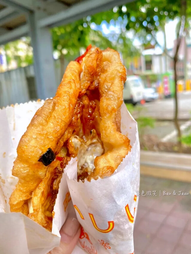 宜蘭縣頭城鎮宜蘭【頭城車站阿伯炸蛋蔥油餅】40年老店一週只賣三天的排隊美食，加蛋青蔥45元