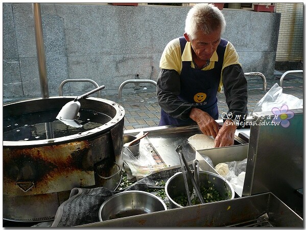 宜蘭縣頭城鎮宜蘭【頭城車站阿伯炸蛋蔥油餅】40年老店一週只賣三天的排隊美食，加蛋青蔥45元