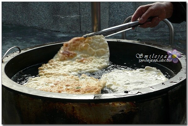宜蘭縣頭城鎮宜蘭【頭城車站阿伯炸蛋蔥油餅】40年老店一週只賣三天的排隊美食，加蛋青蔥45元