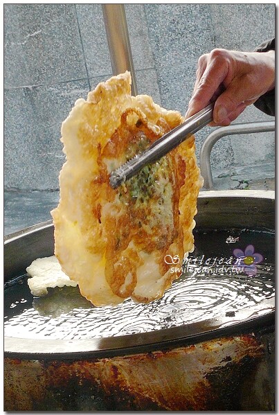 宜蘭縣頭城鎮宜蘭【頭城車站阿伯炸蛋蔥油餅】40年老店一週只賣三天的排隊美食，加蛋青蔥45元