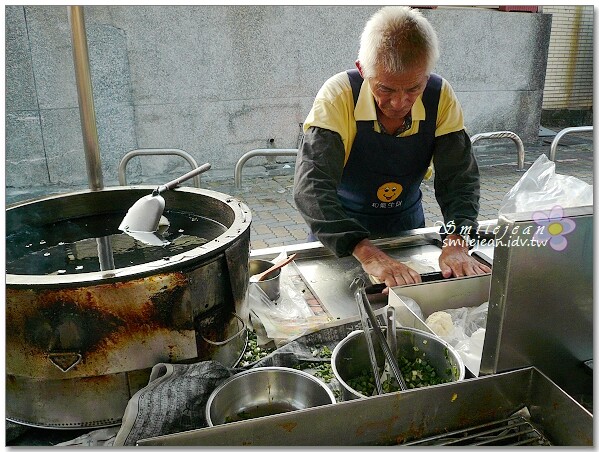 宜蘭縣頭城鎮宜蘭【頭城車站阿伯炸蛋蔥油餅】40年老店一週只賣三天的排隊美食，加蛋青蔥45元