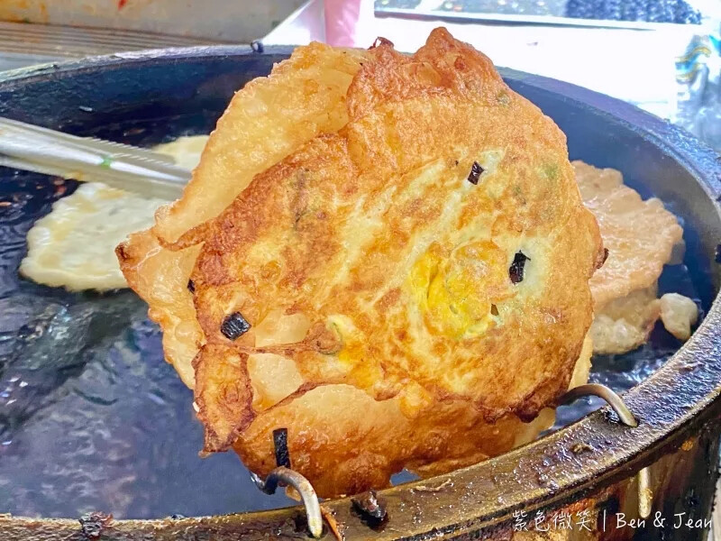 宜蘭縣頭城鎮宜蘭【頭城車站阿伯炸蛋蔥油餅】40年老店一週只賣三天的排隊美食，加蛋青蔥45元