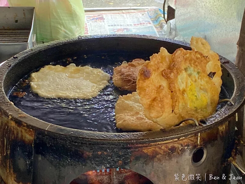 宜蘭縣頭城鎮宜蘭【頭城車站阿伯炸蛋蔥油餅】40年老店一週只賣三天的排隊美食，加蛋青蔥45元