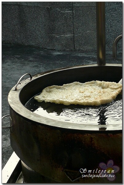 宜蘭縣頭城鎮宜蘭【頭城車站阿伯炸蛋蔥油餅】40年老店一週只賣三天的排隊美食，加蛋青蔥45元