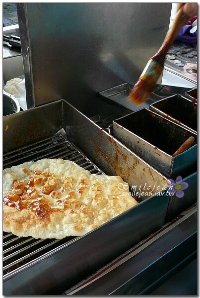 宜蘭縣頭城鎮宜蘭【頭城車站阿伯炸蛋蔥油餅】40年老店一週只賣三天的排隊美食，加蛋青蔥45元