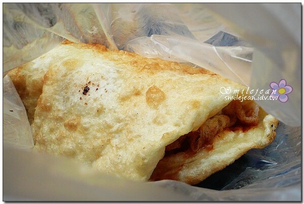 宜蘭縣頭城鎮宜蘭【頭城車站阿伯炸蛋蔥油餅】40年老店一週只賣三天的排隊美食，加蛋青蔥45元