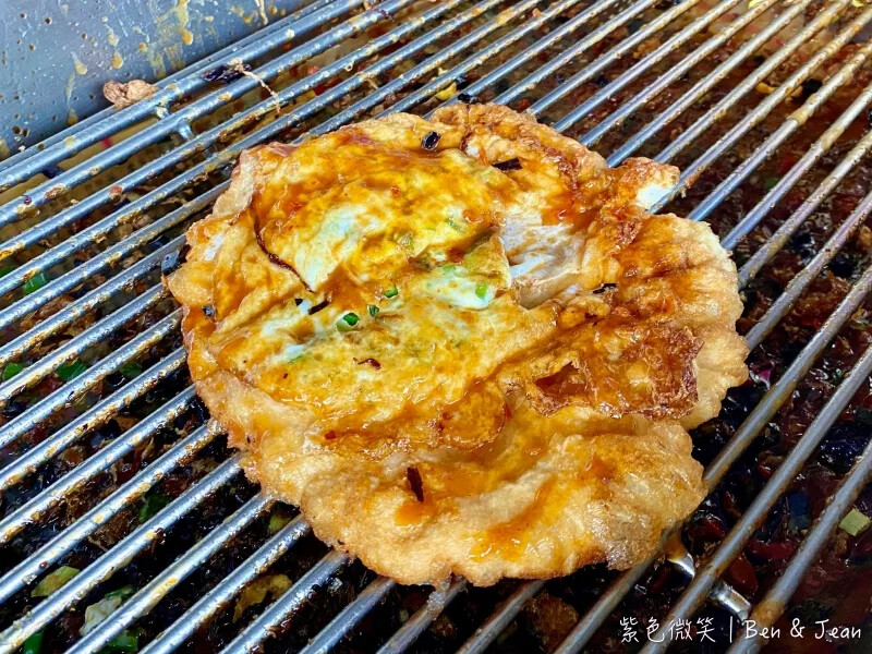 宜蘭縣頭城鎮宜蘭【頭城車站阿伯炸蛋蔥油餅】40年老店一週只賣三天的排隊美食，加蛋青蔥45元