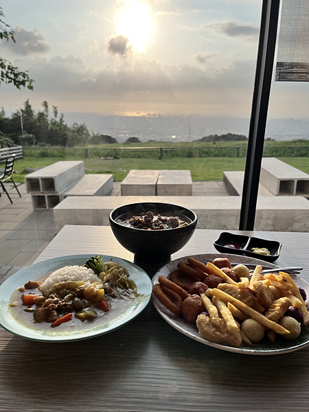 【台中美食】台中夜景第一排鹿雅森林|寵物友善咖啡廳|近距離接