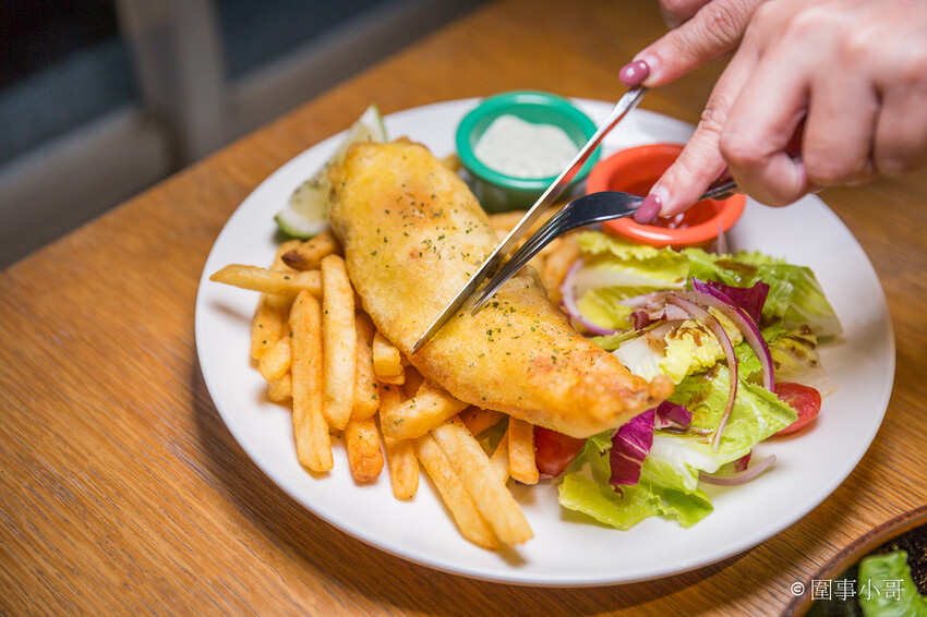 華山文創美食分享-Alleycat’s Pizza,因為思鄉而自己動手做出的經典英式及義式料理,吸引了來自四面八方的過客。內有飲酒議題,未成年請勿飲酒,飲酒過量有害健康喔! @圍事小哥的幸福相框