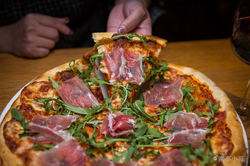 華山文創美食分享-Alleycat’s Pizza,因為思鄉而自己動手做出的經典英式及義式料理,吸引了來自四面八方的過客。內有飲酒議題,未成年請勿飲酒,飲酒過量有害健康喔! @圍事小哥的幸福相框