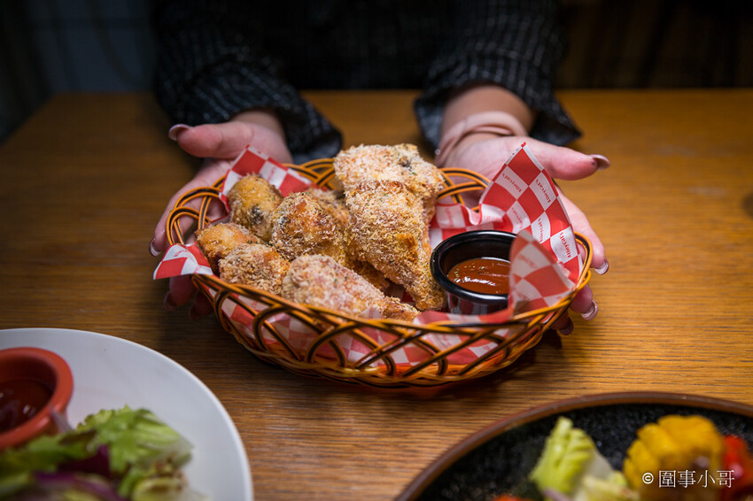 華山文創美食分享-Alleycat’s Pizza,因為思鄉而自己動手做出的經典英式及義式料理,吸引了來自四面八方的過客。內有飲酒議題,未成年請勿飲酒,飲酒過量有害健康喔! @圍事小哥的幸福相框