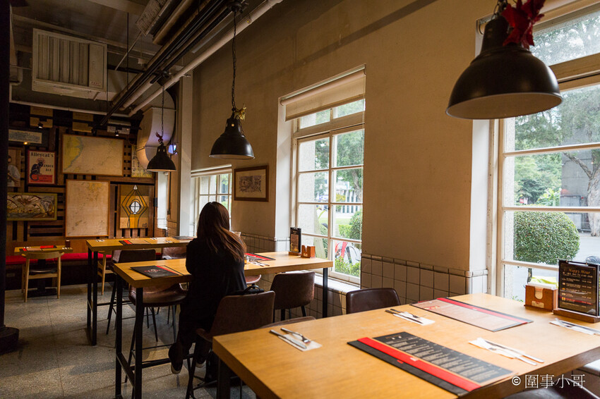 華山文創美食分享-Alleycat’s Pizza,因為思鄉而自己動手做出的經典英式及義式料理,吸引了來自四面八方的過客。內有飲酒議題,未成年請勿飲酒,飲酒過量有害健康喔! @圍事小哥的幸福相框