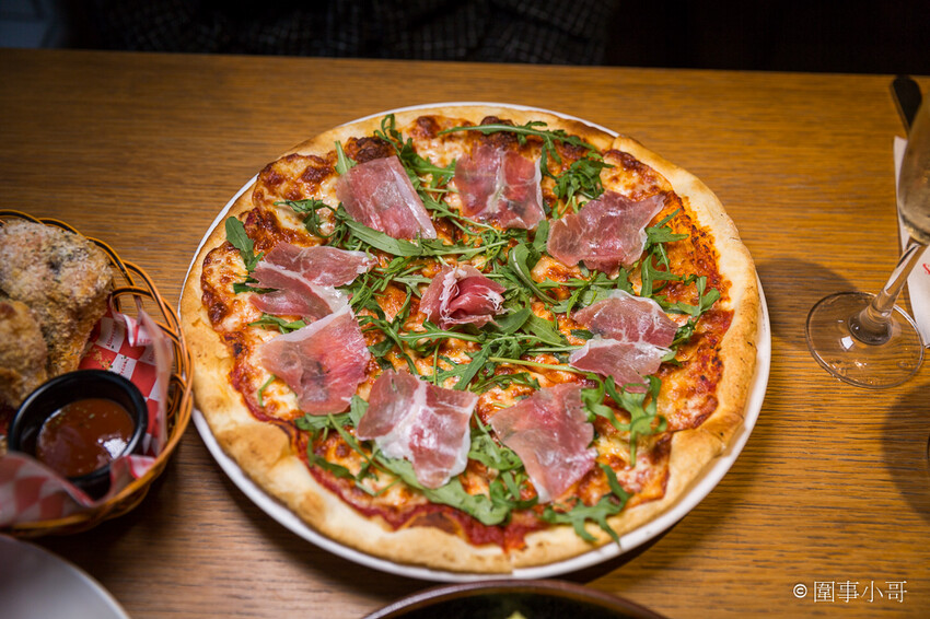 華山文創美食分享-Alleycat’s Pizza,因為思鄉而自己動手做出的經典英式及義式料理,吸引了來自四面八方的過客。內有飲酒議題,未成年請勿飲酒,飲酒過量有害健康喔! @圍事小哥的幸福相框