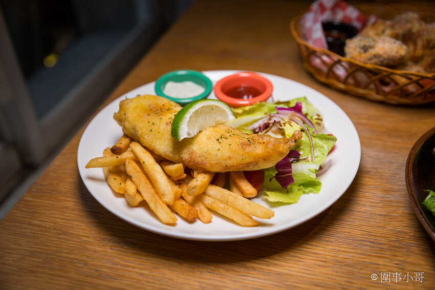 華山文創美食分享-Alleycat’s Pizza,因為思鄉而自己動手做出的經典英式及義式料理,吸引了來自四面八方的過客。內有飲酒議題,未成年請勿飲酒,飲酒過量有害健康喔! @圍事小哥的幸福相框