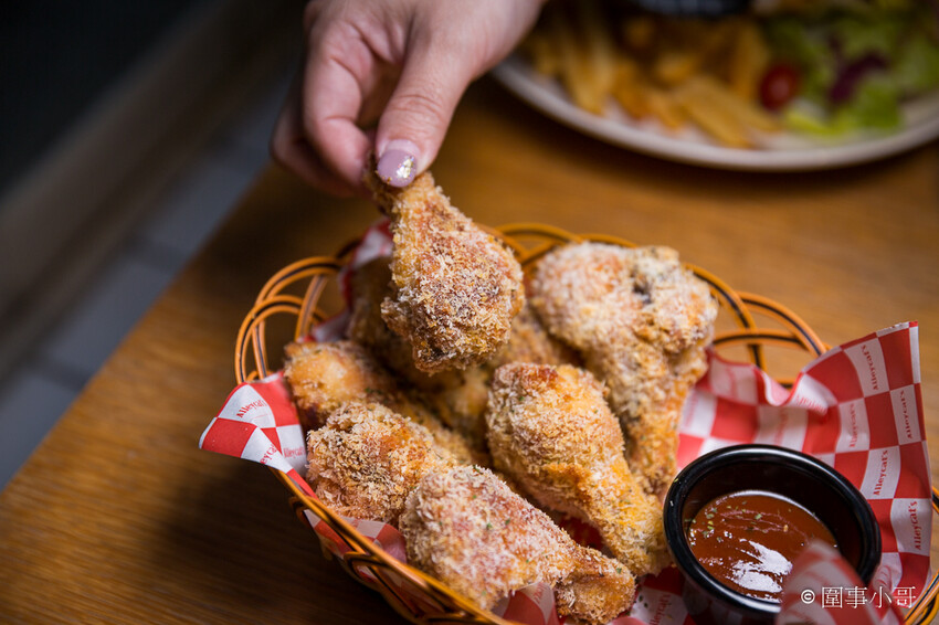 華山文創美食分享-Alleycat’s Pizza,因為思鄉而自己動手做出的經典英式及義式料理,吸引了來自四面八方的過客。內有飲酒議題,未成年請勿飲酒,飲酒過量有害健康喔! @圍事小哥的幸福相框
