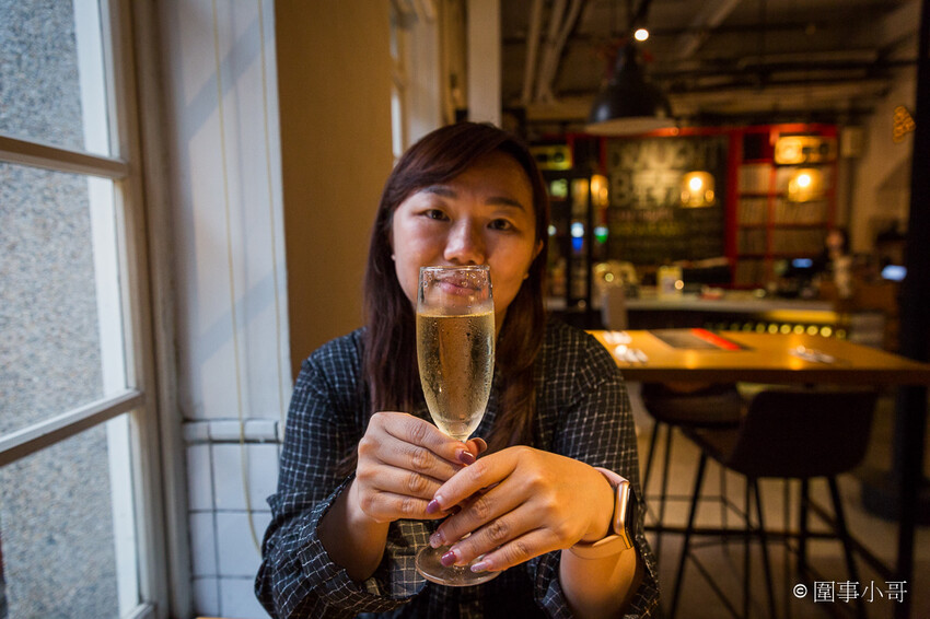 華山文創美食分享-Alleycat’s Pizza,因為思鄉而自己動手做出的經典英式及義式料理,吸引了來自四面八方的過客。內有飲酒議題,未成年請勿飲酒,飲酒過量有害健康喔! @圍事小哥的幸福相框