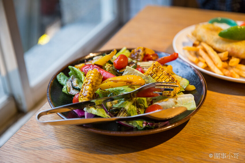 華山文創美食分享-Alleycat’s Pizza,因為思鄉而自己動手做出的經典英式及義式料理,吸引了來自四面八方的過客。內有飲酒議題,未成年請勿飲酒,飲酒過量有害健康喔! @圍事小哥的幸福相框