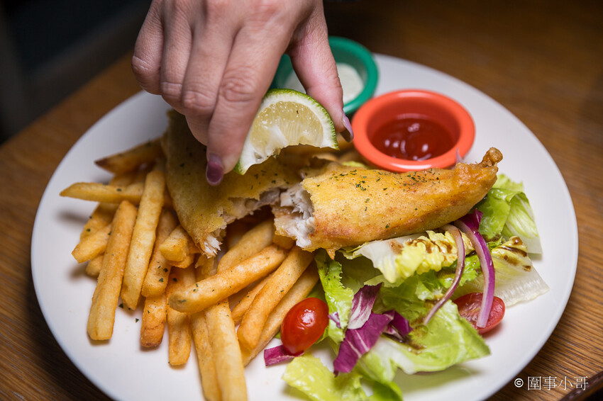 華山文創美食分享-Alleycat’s Pizza,因為思鄉而自己動手做出的經典英式及義式料理,吸引了來自四面八方的過客。內有飲酒議題,未成年請勿飲酒,飲酒過量有害健康喔! @圍事小哥的幸福相框