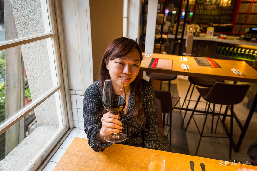 華山文創美食分享-Alleycat’s Pizza,因為思鄉而自己動手做出的經典英式及義式料理,吸引了來自四面八方的過客。內有飲酒議題,未成年請勿飲酒,飲酒過量有害健康喔! @圍事小哥的幸福相框