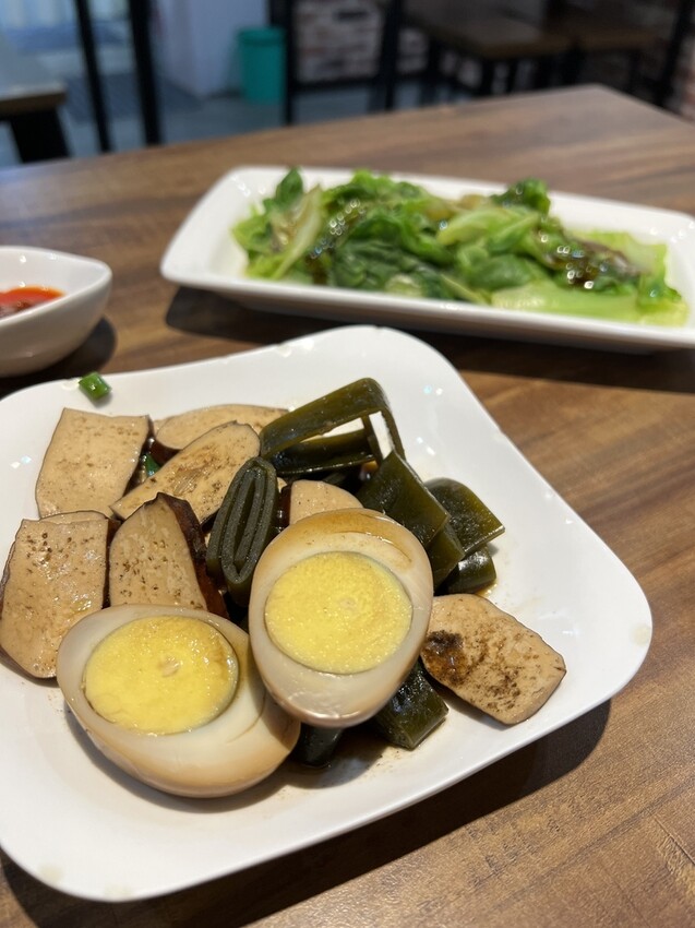 台北市信義區美食，川幫子牛肉麵，牛肉麵、紅油炒手必吃 !