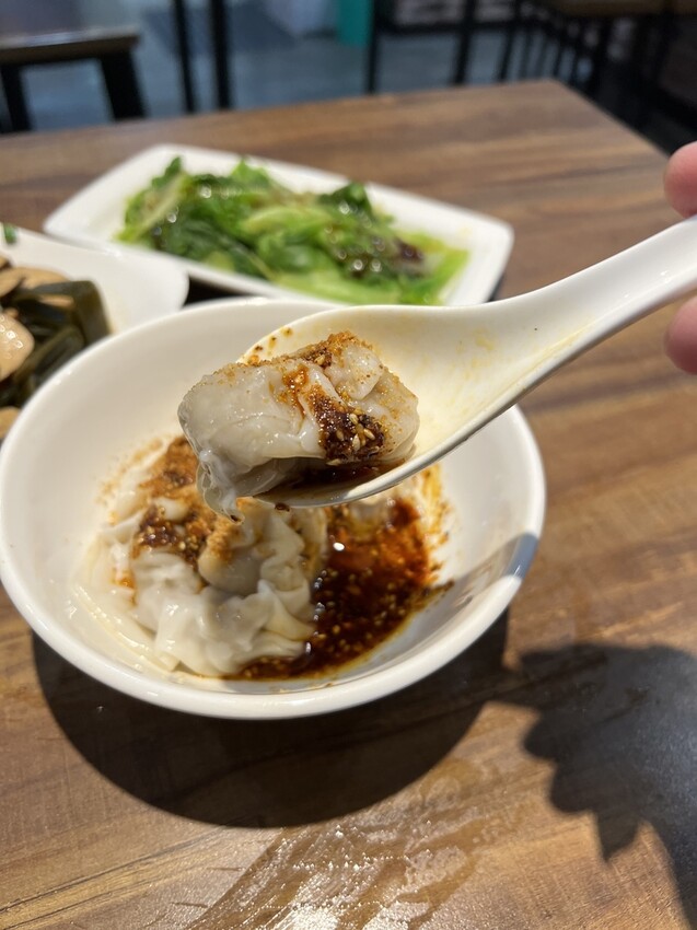 台北市信義區美食，川幫子牛肉麵，牛肉麵、紅油炒手必吃 !