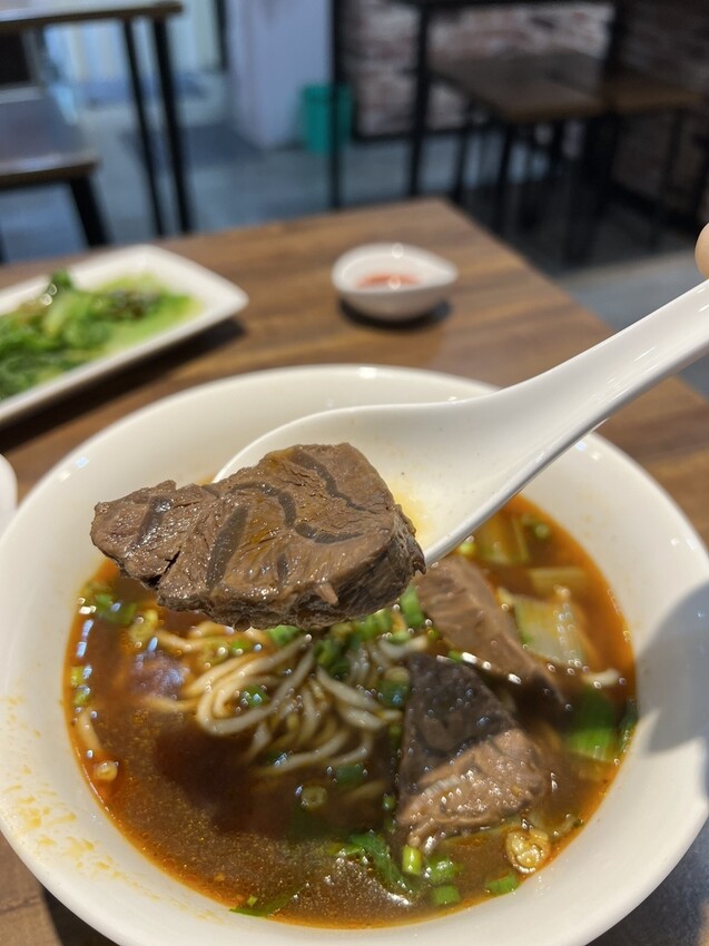 台北市信義區美食，川幫子牛肉麵，牛肉麵、紅油炒手必吃 !
