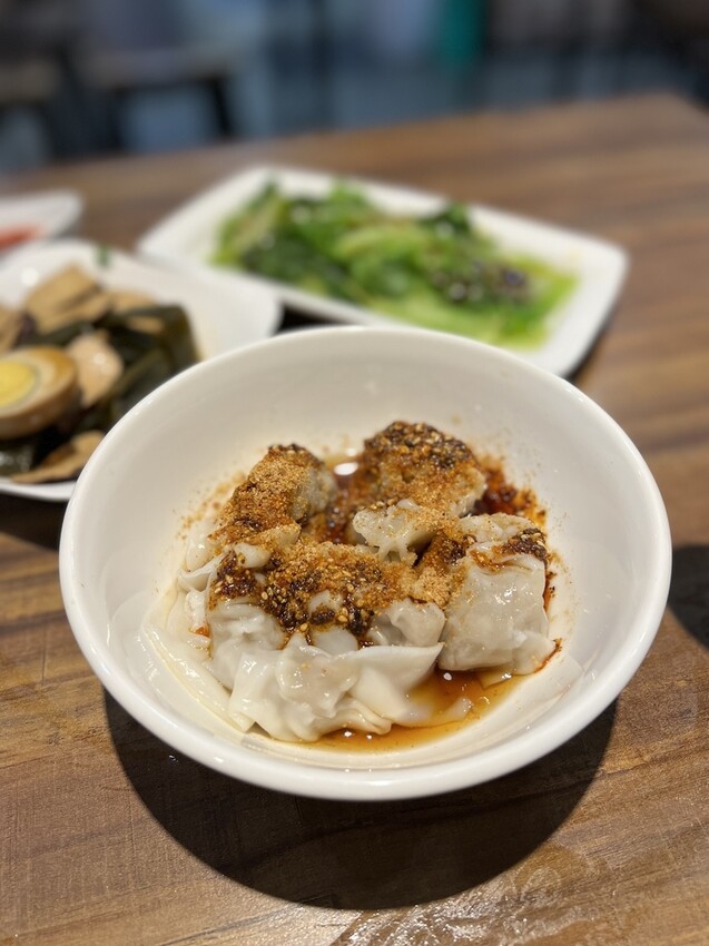 台北市信義區美食，川幫子牛肉麵，牛肉麵、紅油炒手必吃 !