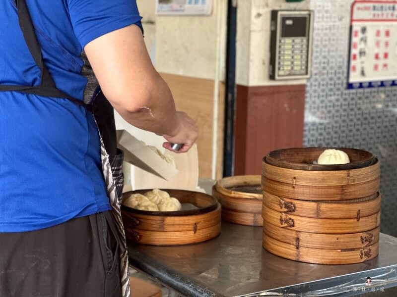 熱騰騰小籠包 這根本是小籠包打腫臉充包子！盒子整個炸開根本蓋不起來呀～