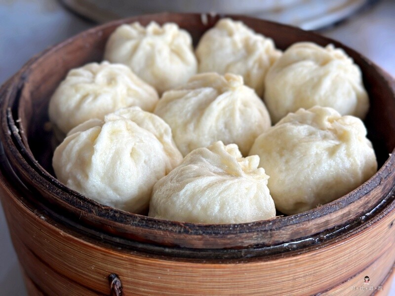 熱騰騰小籠包 這根本是小籠包打腫臉充包子！盒子整個炸開根本蓋不起來呀～