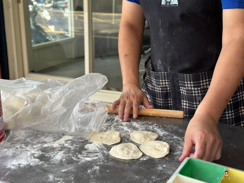 熱騰騰小籠包 這根本是小籠包打腫臉充包子！盒子整個炸開根本蓋不起來呀～