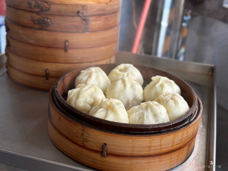 熱騰騰小籠包 這根本是小籠包打腫臉充包子！盒子整個炸開根本蓋不起來呀～
