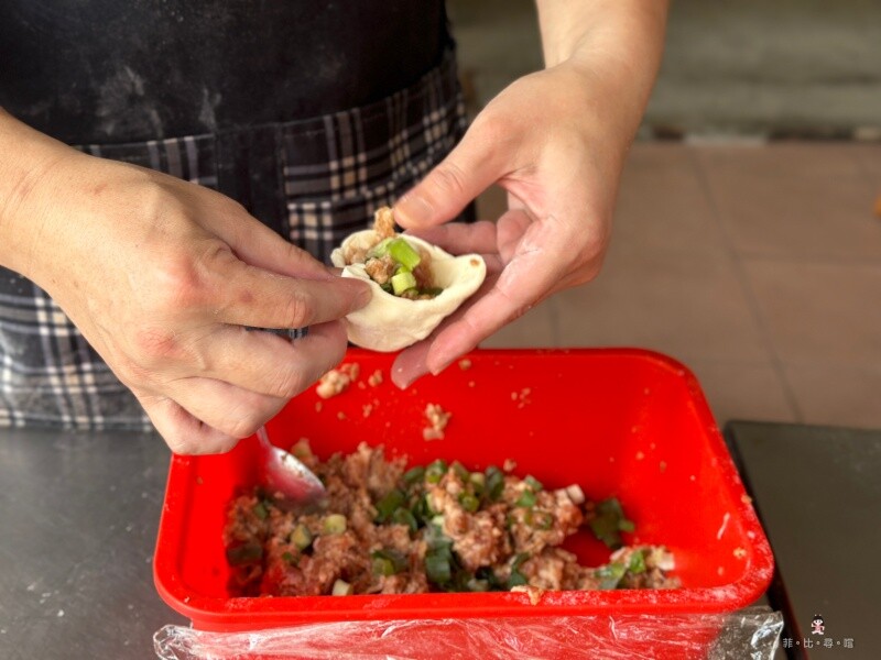 熱騰騰小籠包 這根本是小籠包打腫臉充包子！盒子整個炸開根本蓋不起來呀～