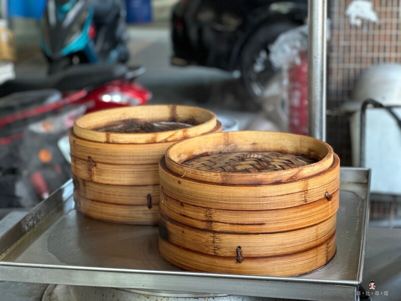 熱騰騰小籠包 這根本是小籠包打腫臉充包子！盒子整個炸開根本蓋不起來呀～