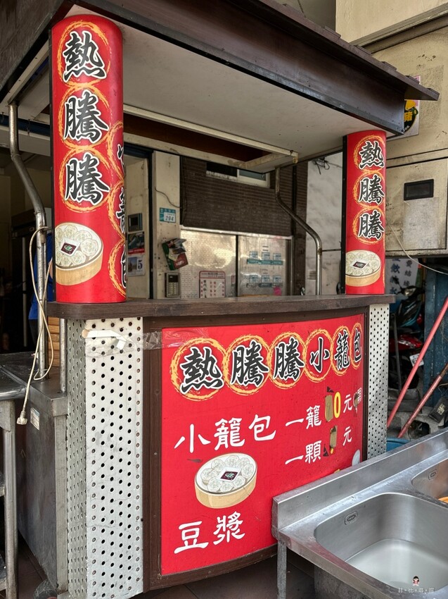 熱騰騰小籠包 這根本是小籠包打腫臉充包子！盒子整個炸開根本蓋不起來呀～