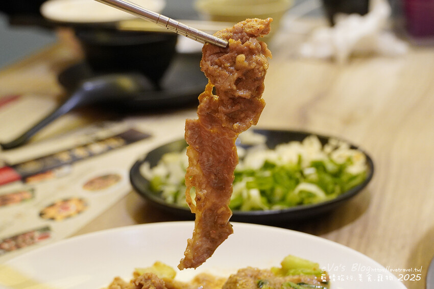 高雄市新興區【高雄火鍋】汕頭泉成沙茶火鍋(高雄美麗島中山總店)(寵物友善餐廳),堪稱台灣沙茶火鍋第一家,汕頭扁魚鍋湯頭濃郁鮮美,獨門沙茶沾醬是精華所在還有沙茶熱炒。高雄美食