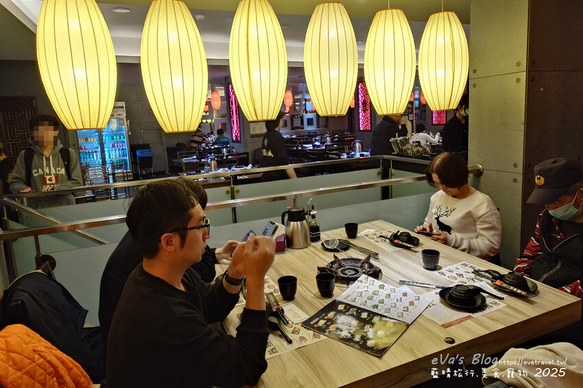 高雄市新興區【高雄火鍋】汕頭泉成沙茶火鍋(高雄美麗島中山總店)(寵物友善餐廳),堪稱台灣沙茶火鍋第一家,汕頭扁魚鍋湯頭濃郁鮮美,獨門沙茶沾醬是精華所在還有沙茶熱炒。高雄美食