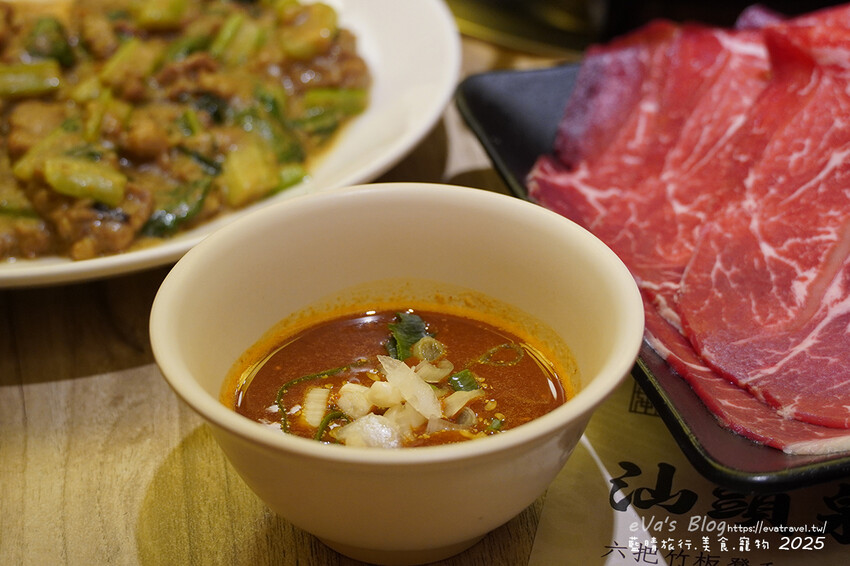 高雄市新興區【高雄火鍋】汕頭泉成沙茶火鍋(高雄美麗島中山總店)(寵物友善餐廳),堪稱台灣沙茶火鍋第一家,汕頭扁魚鍋湯頭濃郁鮮美,獨門沙茶沾醬是精華所在還有沙茶熱炒。高雄美食