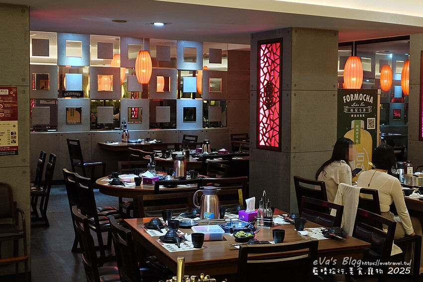 高雄市新興區【高雄火鍋】汕頭泉成沙茶火鍋(高雄美麗島中山總店)(寵物友善餐廳),堪稱台灣沙茶火鍋第一家,汕頭扁魚鍋湯頭濃郁鮮美,獨門沙茶沾醬是精華所在還有沙茶熱炒。高雄美食