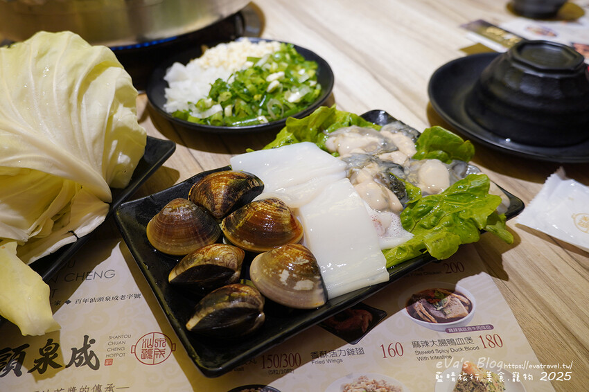 高雄市新興區【高雄火鍋】汕頭泉成沙茶火鍋(高雄美麗島中山總店)(寵物友善餐廳),堪稱台灣沙茶火鍋第一家,汕頭扁魚鍋湯頭濃郁鮮美,獨門沙茶沾醬是精華所在還有沙茶熱炒。高雄美食