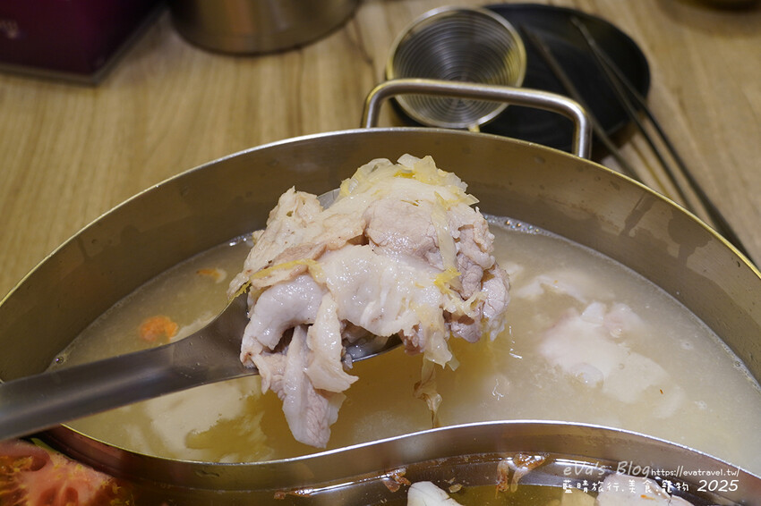 高雄市新興區【高雄火鍋】汕頭泉成沙茶火鍋(高雄美麗島中山總店)(寵物友善餐廳),堪稱台灣沙茶火鍋第一家,汕頭扁魚鍋湯頭濃郁鮮美,獨門沙茶沾醬是精華所在還有沙茶熱炒。高雄美食