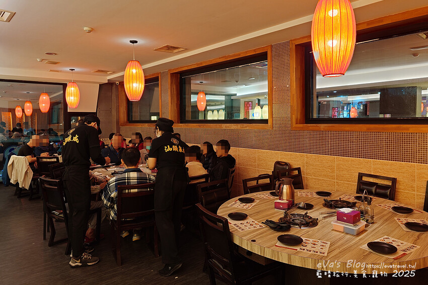 高雄市新興區【高雄火鍋】汕頭泉成沙茶火鍋(高雄美麗島中山總店)(寵物友善餐廳),堪稱台灣沙茶火鍋第一家,汕頭扁魚鍋湯頭濃郁鮮美,獨門沙茶沾醬是精華所在還有沙茶熱炒。高雄美食