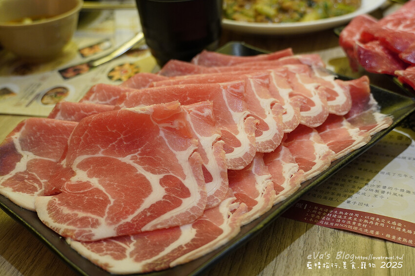 高雄市新興區【高雄火鍋】汕頭泉成沙茶火鍋(高雄美麗島中山總店)(寵物友善餐廳),堪稱台灣沙茶火鍋第一家,汕頭扁魚鍋湯頭濃郁鮮美,獨門沙茶沾醬是精華所在還有沙茶熱炒。高雄美食