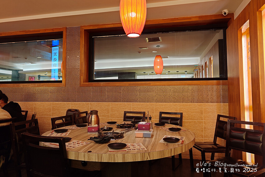 高雄市新興區【高雄火鍋】汕頭泉成沙茶火鍋(高雄美麗島中山總店)(寵物友善餐廳),堪稱台灣沙茶火鍋第一家,汕頭扁魚鍋湯頭濃郁鮮美,獨門沙茶沾醬是精華所在還有沙茶熱炒。高雄美食