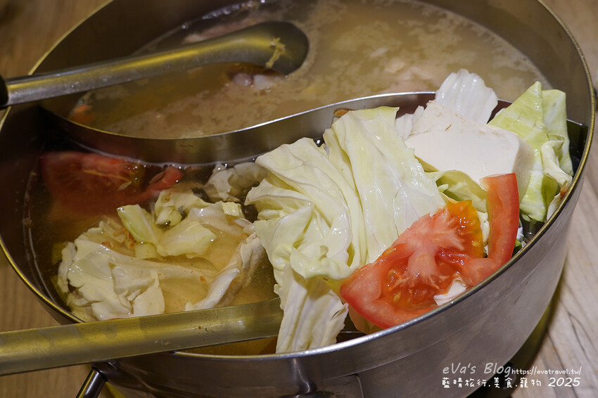 高雄市新興區【高雄火鍋】汕頭泉成沙茶火鍋(高雄美麗島中山總店)(寵物友善餐廳),堪稱台灣沙茶火鍋第一家,汕頭扁魚鍋湯頭濃郁鮮美,獨門沙茶沾醬是精華所在還有沙茶熱炒。高雄美食