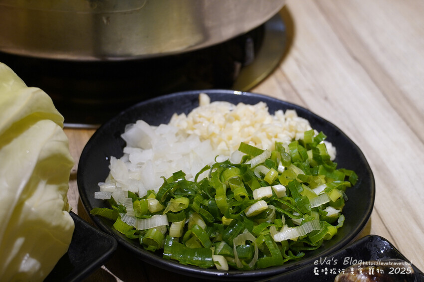 高雄市新興區【高雄火鍋】汕頭泉成沙茶火鍋(高雄美麗島中山總店)(寵物友善餐廳),堪稱台灣沙茶火鍋第一家,汕頭扁魚鍋湯頭濃郁鮮美,獨門沙茶沾醬是精華所在還有沙茶熱炒。高雄美食
