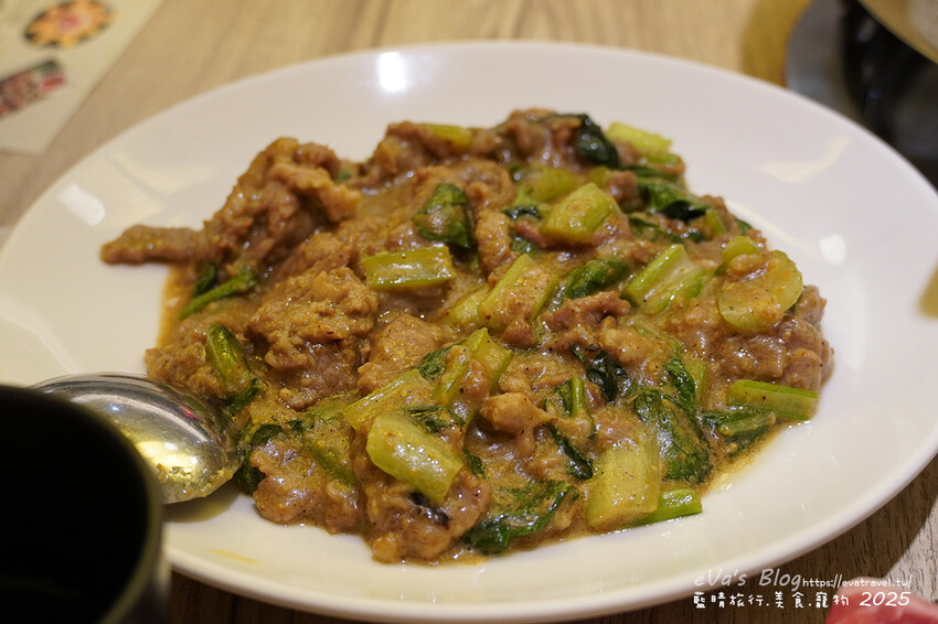 高雄市新興區【高雄火鍋】汕頭泉成沙茶火鍋(高雄美麗島中山總店)(寵物友善餐廳),堪稱台灣沙茶火鍋第一家,汕頭扁魚鍋湯頭濃郁鮮美,獨門沙茶沾醬是精華所在還有沙茶熱炒。高雄美食