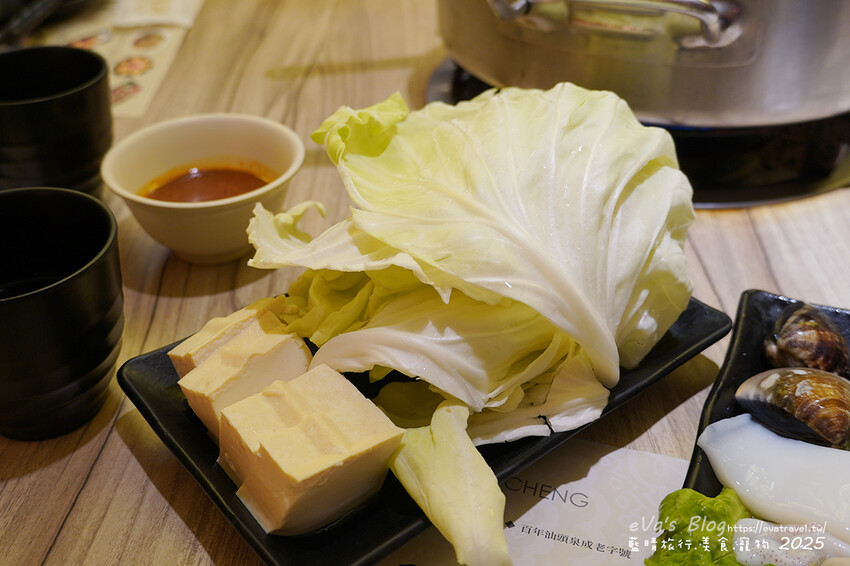 高雄市新興區【高雄火鍋】汕頭泉成沙茶火鍋(高雄美麗島中山總店)(寵物友善餐廳),堪稱台灣沙茶火鍋第一家,汕頭扁魚鍋湯頭濃郁鮮美,獨門沙茶沾醬是精華所在還有沙茶熱炒。高雄美食