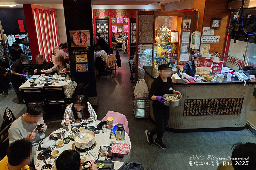 高雄市新興區【高雄火鍋】汕頭泉成沙茶火鍋(高雄美麗島中山總店)(寵物友善餐廳),堪稱台灣沙茶火鍋第一家,汕頭扁魚鍋湯頭濃郁鮮美,獨門沙茶沾醬是精華所在還有沙茶熱炒。高雄美食