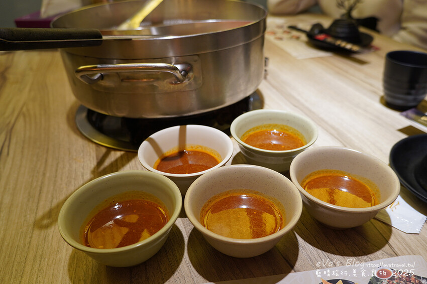 高雄市新興區【高雄火鍋】汕頭泉成沙茶火鍋(高雄美麗島中山總店)(寵物友善餐廳),堪稱台灣沙茶火鍋第一家,汕頭扁魚鍋湯頭濃郁鮮美,獨門沙茶沾醬是精華所在還有沙茶熱炒。高雄美食